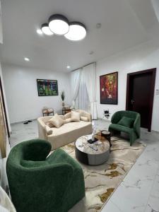 Χώρος καθιστικού στο Tranquil Vintage 2bed Lekki