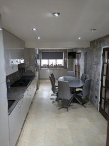a kitchen with a table and chairs in a room at Large Central Lodge Near Heathrow Airport & London with Parking in Langley Station
