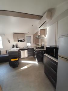 Η κουζίνα ή μικρή κουζίνα στο MOBIL HOME LA Mec
