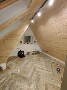 比利但耶克Studio Góralskie Klimaty Widok na Góry的阁楼的拱形天花板，木质天花板