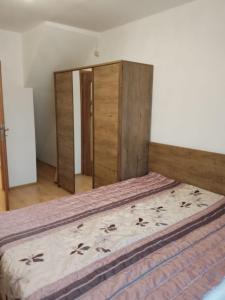 ein Schlafzimmer mit einem Bett und einer Kommode darin in der Unterkunft U bram Podbeskidzia in Ligota