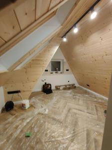 比利但耶克Studio Góralskie Klimaty Widok na Góry的正在翻修的房屋屋檐下的房间