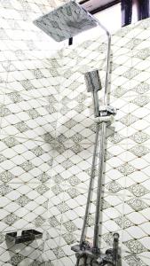 een straatlantaarn op een witte betegelde muur bij Kigali Beauty Homes in Kigali