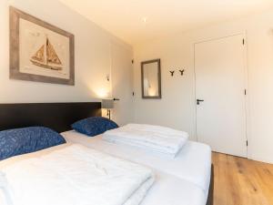 Postel nebo postele na pokoji v ubytování Pretty Holiday Home in De Koog Texel with Garden