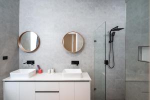 Phòng tắm tại Large Family 4B2B entire house free parking +26 ảnh