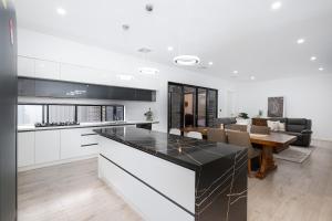 Nhà bếp/bếp nhỏ tại Large Family 4B2B entire house free parking