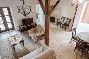 TV a/nebo společenská místnost v ubytování Charming 3-Bedroom Cottage in Heart of Vasa Koilaniou