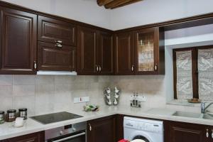 Kuchyň nebo kuchyňský kout v ubytování Charming 3-Bedroom Cottage in Heart of Vasa Koilaniou