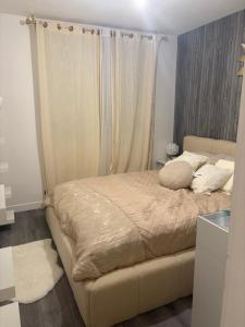 una camera da letto con un grande letto con tende di Groupama stadium arena eurexpo a Décines-Charpieu