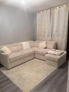 soggiorno con divano e tende di Groupama stadium arena eurexpo a Décines-Charpieu