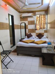 Ένα ή περισσότερα κρεβάτια σε δωμάτιο στο Hotel Ajanta