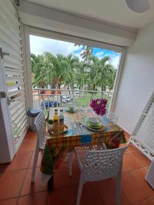 une salle à manger avec une table et une vue sur l'océan dans l'établissement Studio cosy à Saint-François - 21 m² avec balcon et piscine, à Saint-François