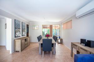 Un comedor con mesa y sillas en Leafy Retreat - spacious holiday home near harbour, en Ulladulla