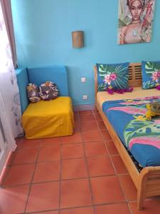 Cette chambre comprend 2 lits et un mur bleu. dans l'établissement Studio cosy à Saint-François - 21 m² avec balcon et piscine, à Saint-François 9 autres photos