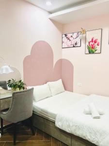 Zimmer mit einem Bett, einem Schreibtisch und einem Stuhl in der Unterkunft LALA HOUSE - CĂN HỘ Đà Lạt in Khu Chi Lăng + 8 Fotos