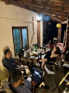 QuerimCommon ground by bunkd hostels的一群人坐在一个笔记本电脑的房间