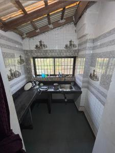 QuerimCommon ground by bunkd hostels的带水槽和窗户的小浴室