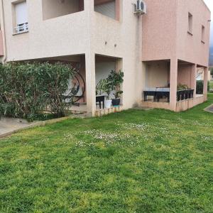 Aed väljaspool majutusasutust Studio avec Balnéo proche mer