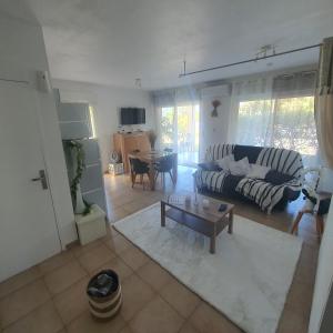 Televiisor ja/või meelelahutuskeskus majutusasutuses Studio avec Balnéo proche mer