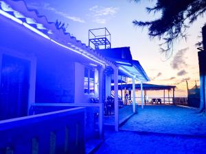 Myna beach stay في جوكارنا: منزل مع أضواء على الشاطئ عند غروب الشمس