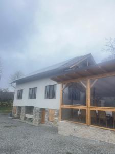 Sălciua de JosCabana Ilinca的一座带大窗户的房子和一座建筑