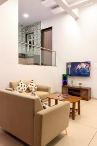 TV a/nebo společenská místnost v ubytování 3 BHK Irene Villa with Jacuzzi pool by Asmeera Stays + 24 fotografií
