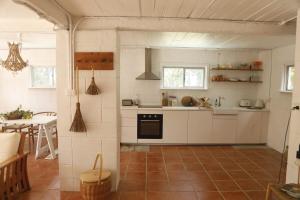 une cuisine avec des appareils blancs et une table dans une pièce dans l'établissement Villa Saint George Byron Hinterland, à Clunes