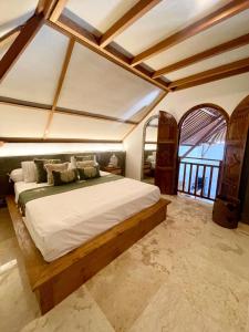 Postel nebo postele na pokoji v ubytování Casa Sal Bali - Seaside villa at Keramas Beach