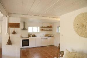 une cuisine avec des armoires blanches et une cuisinière dans l'établissement Villa Saint George Byron Hinterland, à Clunes 17 autres photos