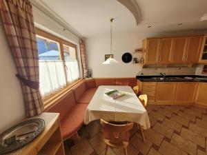 een keuken met een tafel en een tafel en een raam bij Chalet Milandora in La Villa