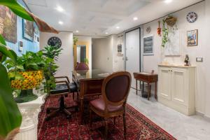 a living room with a table and chairs at Federico 70 Giada Economy in Palermo