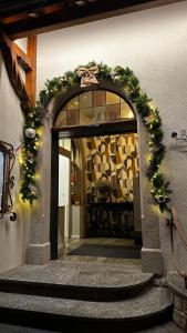 Una entrada con un arco con coronas navideñas. en Maison Jenny Hotel Restaurant & Spa, en Hagenthal-le-Bas