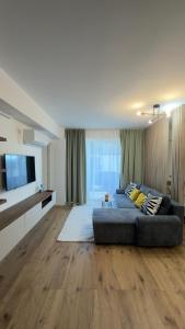 un ampio soggiorno con divano e TV di Oasis One a Iaşi