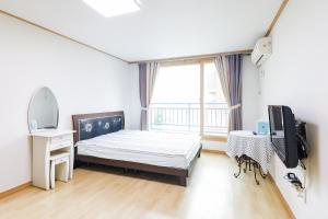 a bedroom with a bed and a large window at 온담펜션 