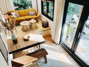 Posezení v ubytování Tiny House met privé hottub