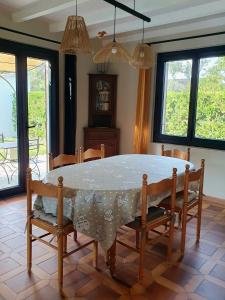 een eetkamer met een tafel en stoelen bij L'Escandihado in Saint-Étienne-du-Grès +9 foto's