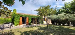 een huis met klimop aan de zijkant bij L'Escandihado in Saint-Étienne-du-Grès