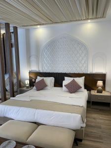 une chambre avec un grand lit avec une grande tête de lit dans l'établissement Imagination Luxury Camp, à Disah