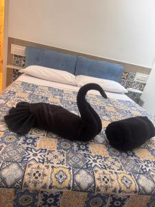 En eller flere senge i et værelse på San Nicola Suite & mini apartment