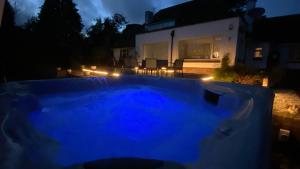 Broad Mead في كورف كاسل: مسبح في الليل مع منزل في الخلفية