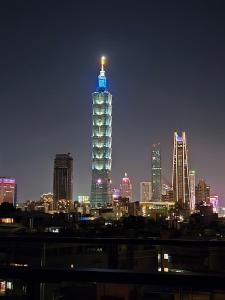 a city skyline at night with a tall building at 琥珀皇后館 Amber Queen Chambers in Taipei