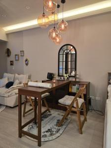 a living room with a table and a couch at 琥珀皇后館 Amber Queen Chambers in Taipei