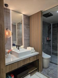 a bathroom with a sink and a toilet at 琥珀皇后館 Amber Queen Chambers in Taipei +4 photos