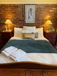 Postel nebo postele na pokoji v ubytování Quirky and Colourful on Foodies Favourite Lygon St