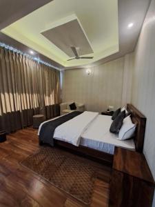 Un dormitorio con una cama grande con techo. en Castle INN Hotel, en Rājpur 19 fotos más