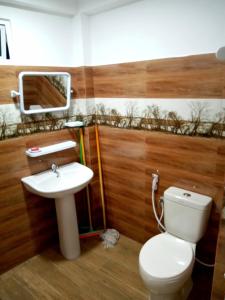 a bathroom with a toilet and a sink at Village Inn in Daulagala