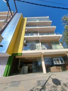 un edificio alto con muchas ventanas en Castle INN Hotel, en Rājpur