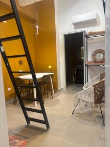 巴列塔Panta Rei 97的配有桌椅的楼梯 更多5张照片