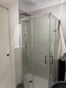 巴列塔Panta Rei 97的浴室里有玻璃门的淋浴间