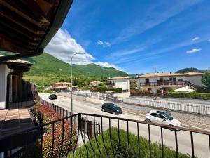 Blick auf eine Straße mit Autos auf der Straße in der Unterkunft Chalet Natura in Castel di Sangro